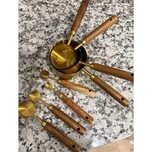 Measuring cups and spoons